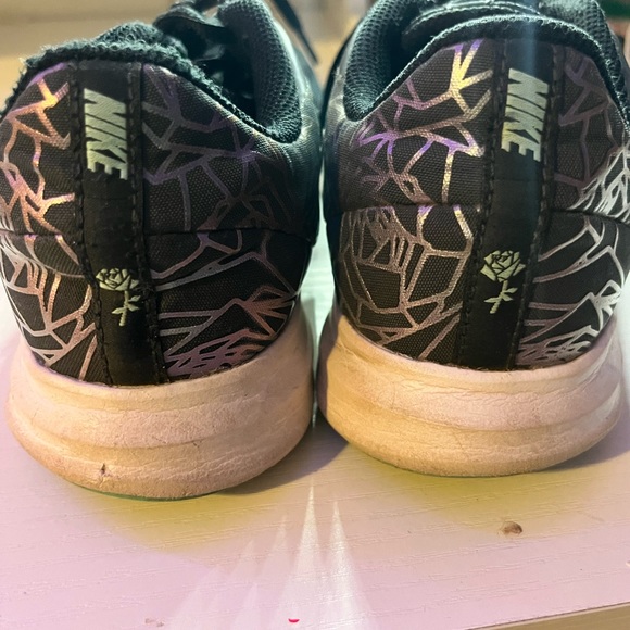 Girls Nike running shoes - Picture 2 of 6